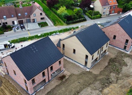 6 nouvelles maisons à Dergneau sont équipées d'éléments de toiture Unidek Aero Confort.